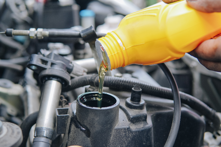 Motorolie bijvullen: alles wat je moet weten (veilig, effectief en zonder fouten)