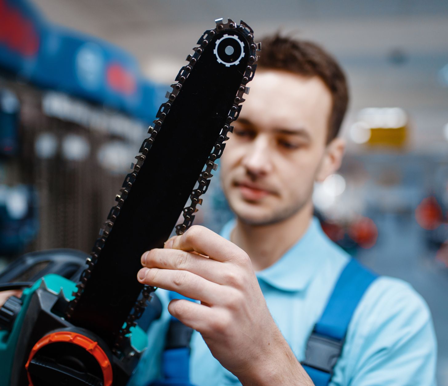 Monteur controleert ketting van een kettingzaag