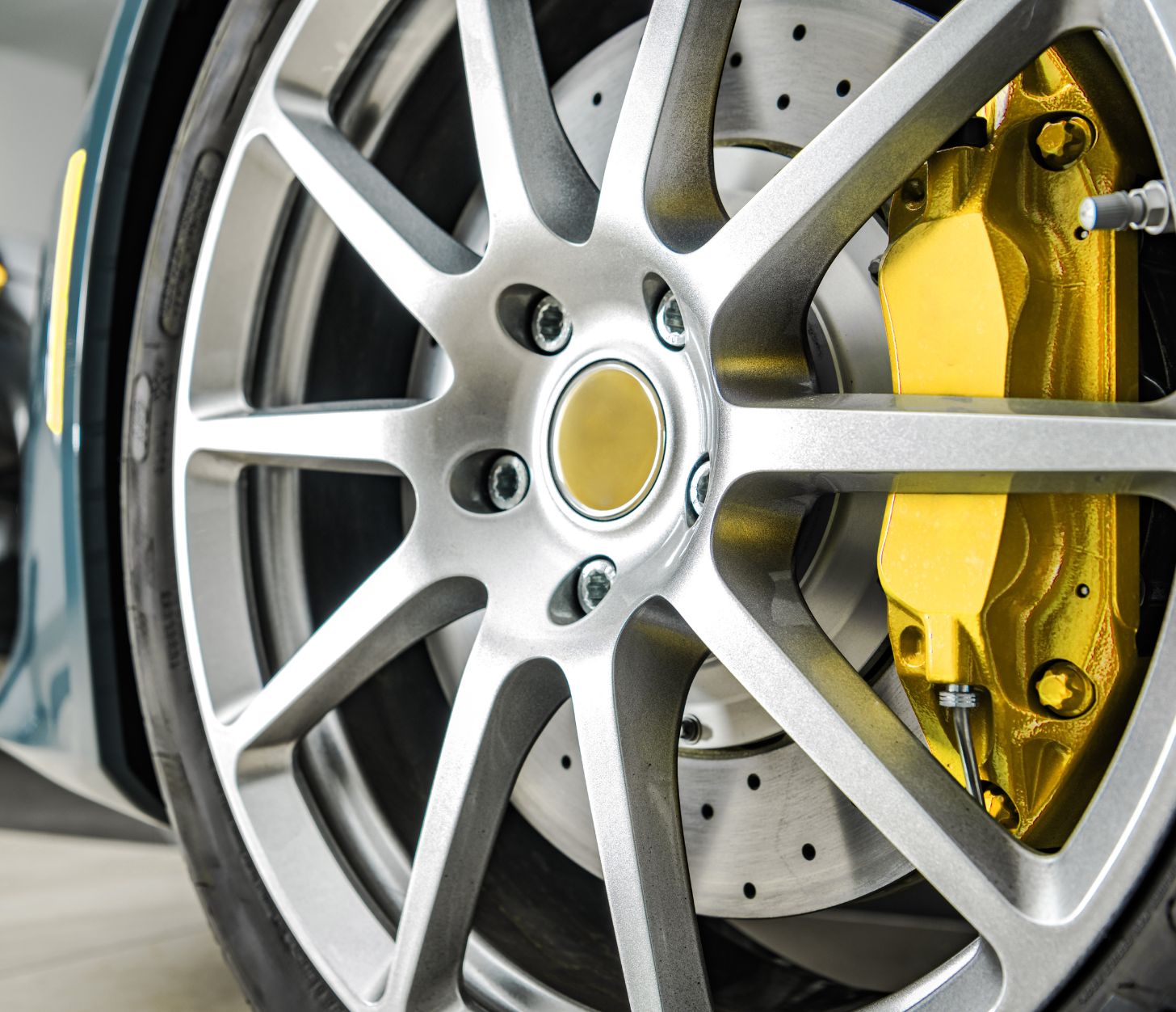 Close-up van sportautowiel met gele remklauw